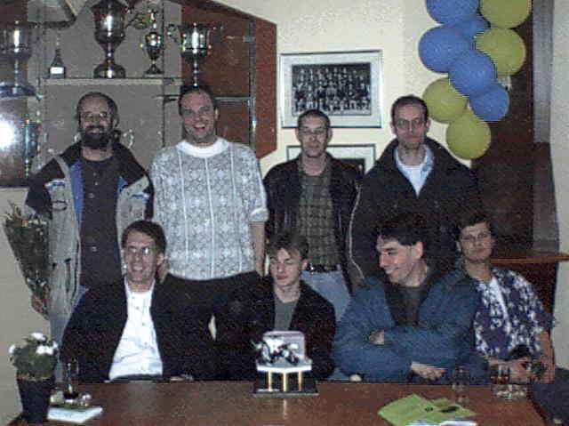 mit Pokal und Blumen