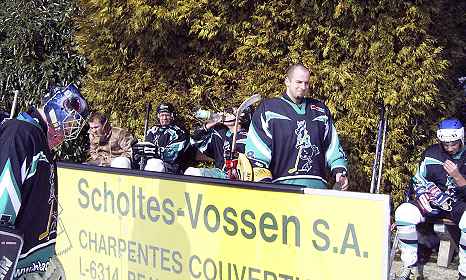 Dominique mit �Schu�-Aus�